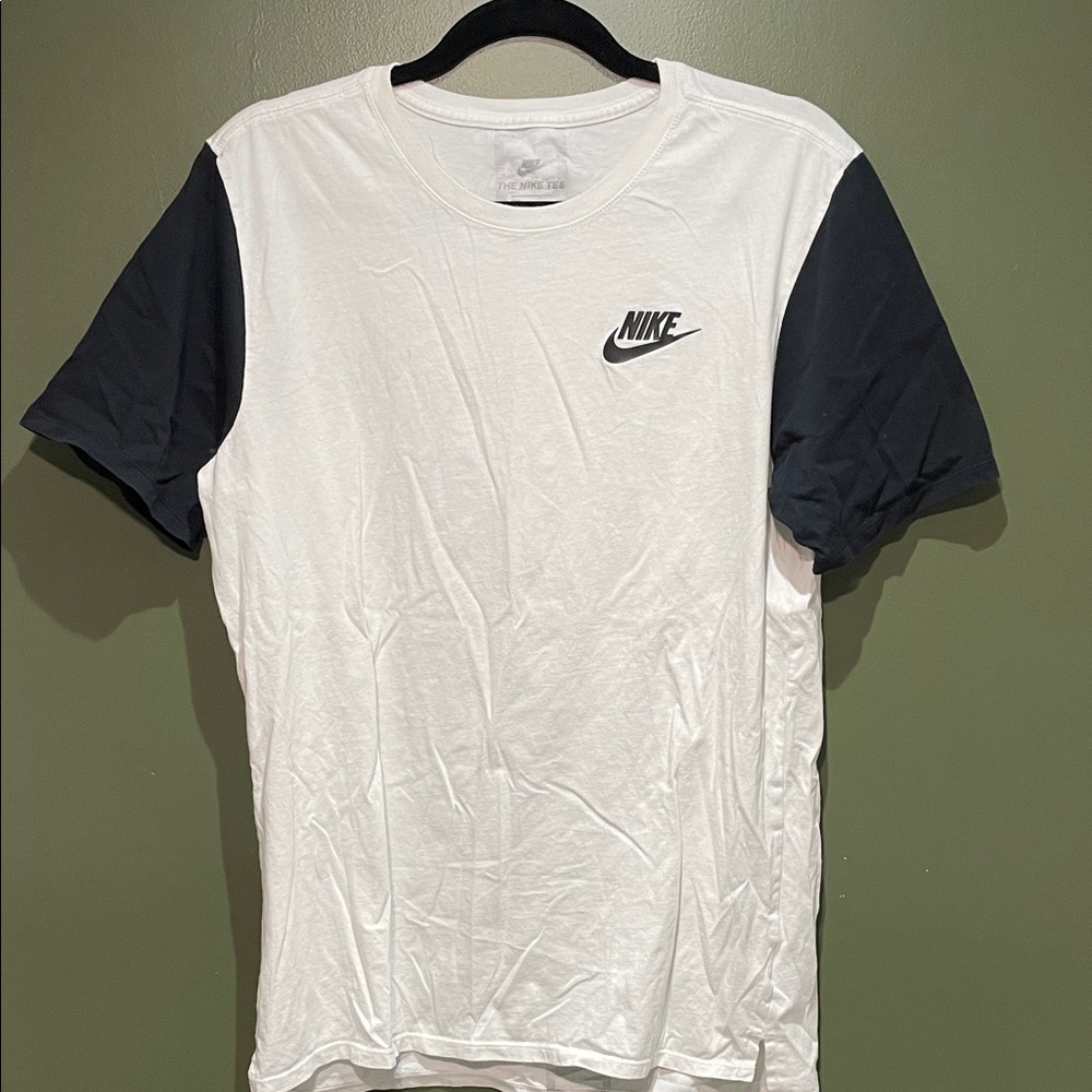 Nike Men's Black and White Short Sleeve Tee